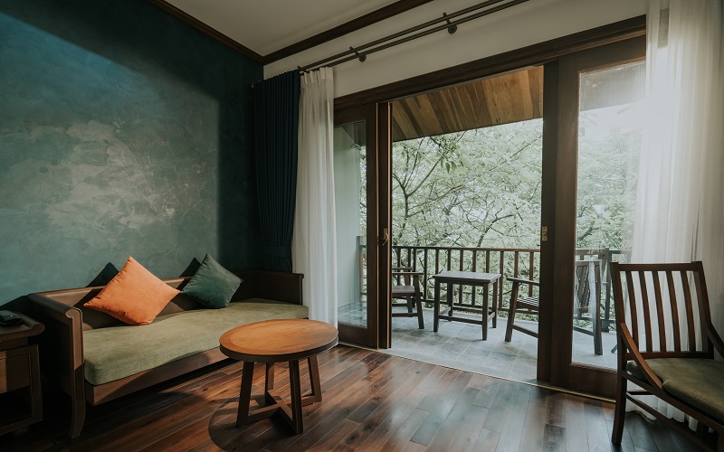 Phòng nghỉ tại Amour Resort Bavi được thiết kế mở hòa mình với thiên nhiên.